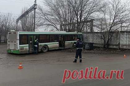 В ДТП с участием автобуса в российском регионе пострадали 13 человек. 13 человек, в том числе шесть детей, пострадали в результате ДТП с пассажирским автобусом в городе Каменск-Шахтинский Ростовской области. Авария произошла утром недалеко он дома 12 по переулку Станционный. Транспортное средство ехало по маршруту «Комбинат — Машзавод».