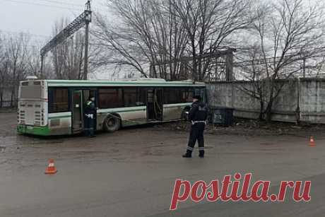 В ДТП с участием автобуса в российском регионе пострадали 13 человек. 13 человек, в том числе шесть детей, пострадали в результате ДТП с пассажирским автобусом в городе Каменск-Шахтинский Ростовской области. Авария произошла утром недалеко он дома 12 по переулку Станционный. Транспортное средство ехало по маршруту «Комбинат — Машзавод».