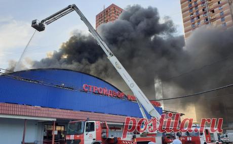 Площадь пожара на складе в Отрадном выросла в десять раз. Горящее здание находится в Сигнальном проезде. Известно об одном погибшем и двоих пострадавших