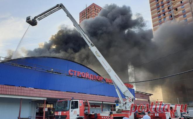 Площадь пожара на складе в Отрадном выросла в десять раз. Горящее здание находится в Сигнальном проезде. Известно об одном погибшем и двоих пострадавших