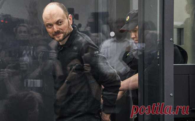 Суд отклонил жалобу на приговор Кара-Мурзе по делам о госизмене и фейках. В апреле Мосгорсуд приговорил оппозиционера к 25 годам колонии строгого режима по делам о госизмене и распространении фейков об армии. Вину он не признал. Апелляционный суд оставил решение нижестоящей инстанции в силе