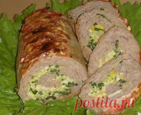 Мясной рулет с начинкой

1. Фарш (500гр.)+яйцо+репч. лук, чеснок, булка (замочить в молоке). У меня булки не было, я добавила 3 стол.ложки сухарей панир.+0.5 стакана молока. Всё хорошо вымесить, посолить, поперчить.
2. 2 яйца(вар.)натереть+зел.лук,соль,перец+1 сто.ложка майонеза.
3. Пищевую плёнку расстелить на столе,смазать раст. маслом,выложить фарш, в виде прямоугольника. На фарш уложить начинку, натереть немного сыра,свернуть рулетом. С помощью плёнки уложить рулет на ...