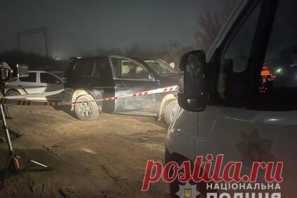 Украинского депутата и его жену до полусмерти избили под Одессой. Неизвестные до полусмерти избили депутата одной из территориальных общин Херсонской области и его жену в пригороде Одессы, сообщили в отделении Национальной полиции Украины. По информации ведомства, нападавшие остановили автомобиль депутата и напали на супругов. Мужчина в тяжелом состоянии, за его жизнь борются врачи.