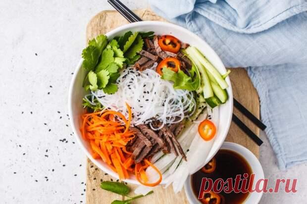 15 рецептов с рисовой лапшой, которые придутся по вкусу каждому - Будет вкусно - Медиаплатформа МирТесен Рисовая лапша – универсальный продукт, который можно готовить хоть каждый день. Легкая, не особо калорийная, варится за считанные минуты – а что еще нужно? Она отлично сочетается с разными соусами, и так же хорошо дополняет как салаты, так и основные блюда. Бери на заметку 15 вкуснейших рецептов с - 8 мая - 43432336916 - Медиаплатформа МирТесен