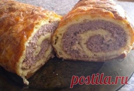 Закусочный сырно-мясной рулет
Отличное блюдо, которое может стать вкусной и красивой закуской к праздничному столу. Рецепт очень простой. Закусочный сырно - мясной рулет готовится быстро и результат получается отличным. Сворачивается в рулет очень хорошо.
Ингредиенты:
●твердый сыр 200 гр.,
●яйца 3 шт.,
●манная крупа 3 ст.л.,
●майонез 100-150 гр.
Начинка:
●фарш 500 гр.,
●яйца 2 шт.,
●лук 1 шт.,
●соль,
●перец.
Приготовление: 
Сыр натереть на крупной терке, смешать с яйцами, манной крупой и ма