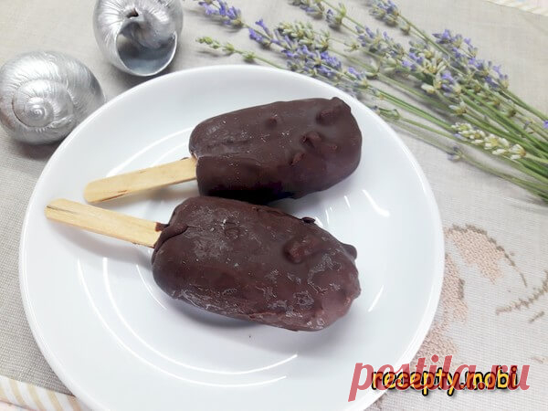 Мороженое без сливок в домашних условиях

✅ Ингредиенты:
▫ молоко из холодильника - 250 мл + 60 мл;
▫ сахар белый - 50 г;
▫ сухое молоко - 50 г;
▫ крахмал (более подойдет кукурузный) - 17 г;
▫ ванилин - пакетик.
▫ ингредиенты для приготовления мороженого
Глазировка:
▫ шоколад (можно с орешками и даже горький) - 150 г;
▫ растительное масло без запаха - 35 мл.