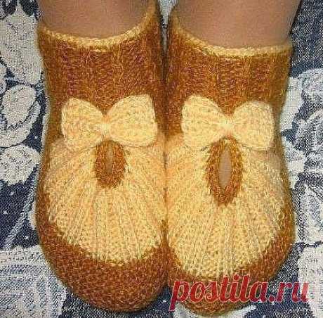 ​Оригинальные тапочки спицами