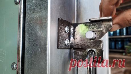 Как сделать самоблокирующую дверную защелку из остатков листового металла Вместо покупных защелок для дверей вспомогательных помещений, стоящих немалые деньги, можно обойтись самодельной, сделанной из остатков листового металла, который больше ни на что не годен. Ее может сделать любой взрослый человек, умеющий обращаться с обычными инструментами по