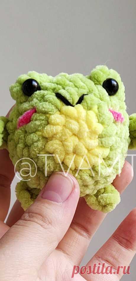 PDF Жабуська крючком. FREE crochet pattern; Аmigurumi toy patterns. Амигуруми схемы и описания на русском. Вязаные игрушки и поделки своими руками #amimore - плюшевый брелок в виде лягушки, маленькая жаба из плюшевой пряжи, лягушонок.