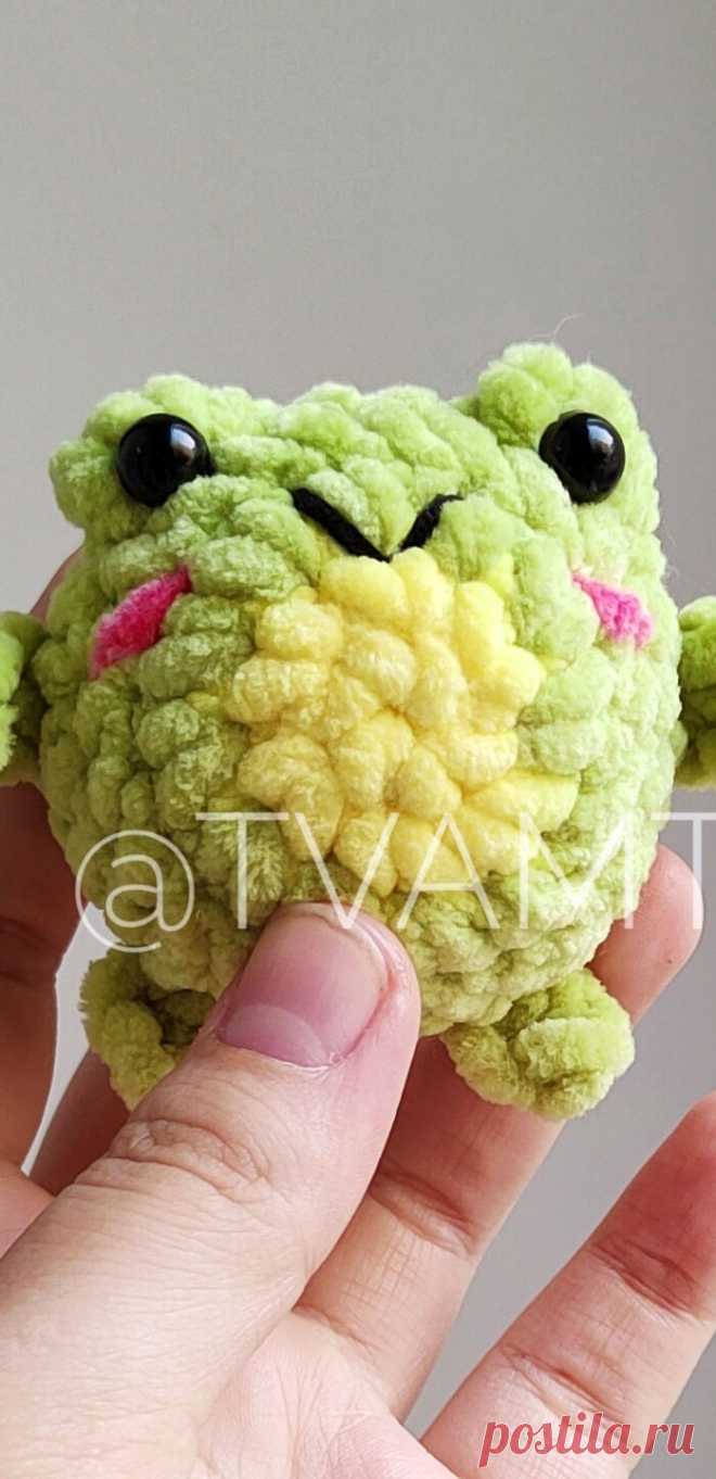 PDF Жабуська крючком. FREE crochet pattern; Аmigurumi toy patterns. Амигуруми схемы и описания на русском. Вязаные игрушки и поделки своими руками #amimore - плюшевый брелок в виде лягушки, маленькая жаба из плюшевой пряжи, лягушонок.
