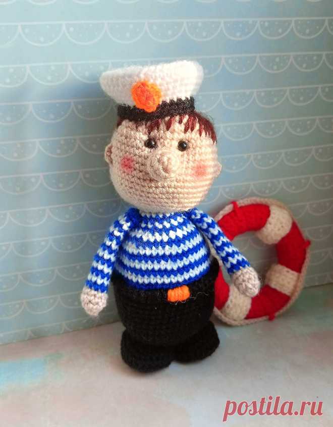 PDF Морячок крючком. FREE crochet pattern; Аmigurumi toy patterns. Амигуруми схемы и описания на русском. Вязаные игрушки и поделки своими руками #amimore - маленькая кукла солдата в костюме моряка к 23 февраля, куколка в наряде морячка.