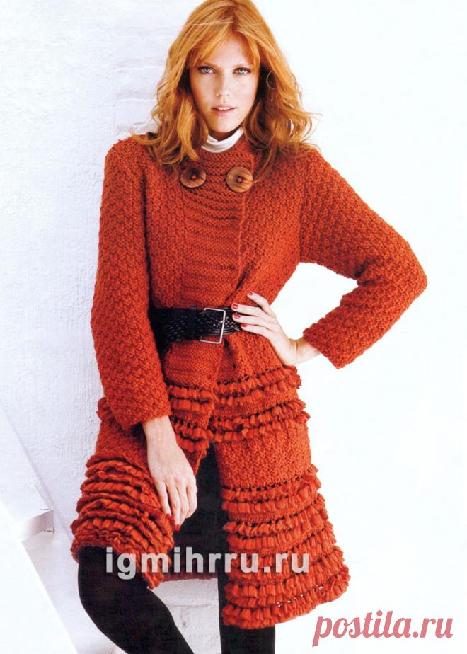Красное пальто с шашечным узором. Вязание спицами