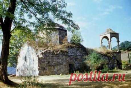 Թարգմանչաց (Խաչակապ) անապատ վանք,4-րդ դ. հայկական վանք՝պատմական Մեծ Հայքի Ուտիք նահանգի Գարդման գավառում,Խաչակապ գյուղից 1,5 կմ հյուսիս՝2 փոքրիկ ձորակների միջև՝հարավահայաց լեռնալանջի հարթության վրա,Բոլորաջուր գետակի աջ ձորալանջին գտնվող միջն. հայկական վանական համալիր, որը շրջապատված է գեղատեսիլ,անտառածածկ լեռներով,ծովի մակերևույթից 1315 մ բարձրության վրա:
1900թ.այստեղ էր պահվում Թարգմանչաց ավետարանը,որի ստեղծման պատմությունը վերագրվում է 13-րդ դարին: