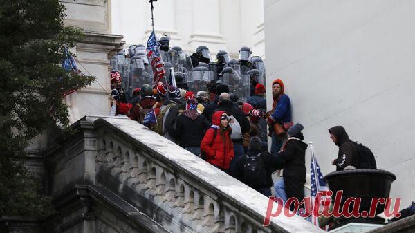 Штурмовавший Капитолий "шаман" не может открыть счет в банке