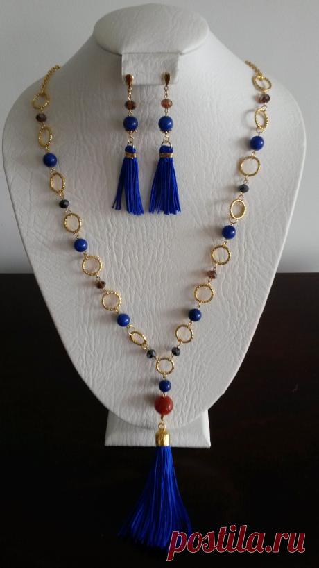 Juego collar  con borlas , cristales , agatas y piedras jade.
