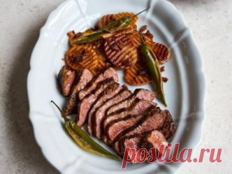 Стейк рецепт в мексиканском стиле

Стейк рецепт в мексиканском стиле готовят Джейми и Джимми - с сальсой, арахисовым соусом и картофелем.

Стейк приготовлен в пятницу вечером Джейми и Джимми для их известных гостей. Приготовьте и вы!

Ах, это пиршество Джейми и Джимми в пятницу вечером с гостями!

Ингредиенты 2 порции

1 х 3 см толщиной стейк филе, (300 г)
1 картофелина, (300 г)
3 свежих зеленых перца чили 
оливковое масло