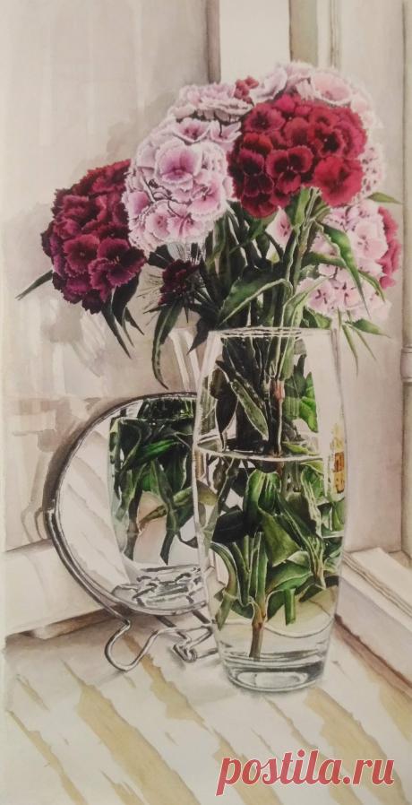 Ваза, зеркало, цветы.