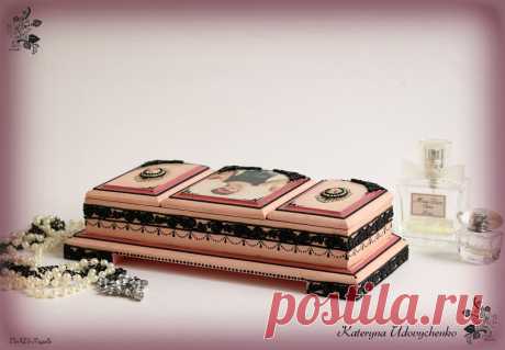 Шкатулочка на три отделения "Катарина". Ольха. Техники: декупаж, лепнина, точечная роспись, патинирование. Внутри оббивка мягкой тканью.