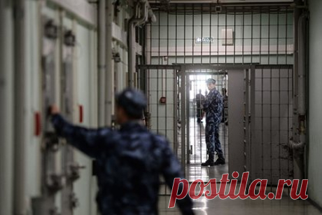 Один из самых знаменитых киллеров России выходит на свободу. На счету Саши Солдата десятки убийств. Один из самых известных киллеров 90-х, Александр Пустовалов, известный как Саша Солдат, освобожден из колонии строгого режима в Монино. Он вышел на свободу спустя 24 года заключения. Солдата задержали в 1999 году. По версии следствия, он отнял жизнь у около 30 человек, включая сотрудников правоохранительных органов.