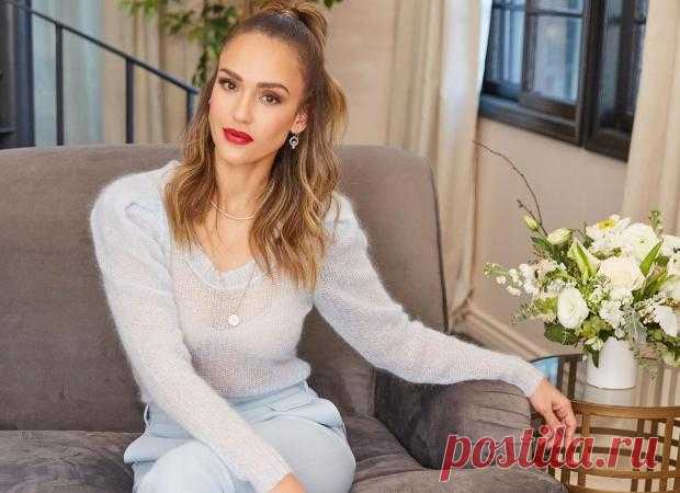 Джессика Альба с мужем и детьми: актриса поделилась редким семейным фото