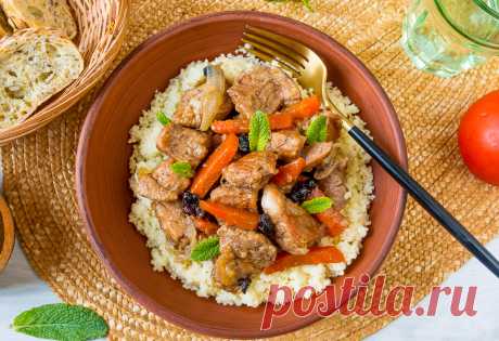 Пряная свинина с изюмом и кускусом на Вкусном Блоге Вот он и пришел – этот мрачный холодный ноябрь. Когда как не в этом промозглом месяце готовить согревающие пряные блюда и греть душу и тело их теплом? Предлагаю не тянуть и натушить отличного пряного мяса в восточном стиле и подать его с кускусом. Для этого блюда я использовала нежирную свиную…