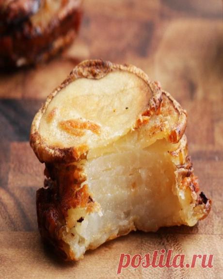 Here's What Happens When You Combine Garlic, Parmesan, And Potatoes