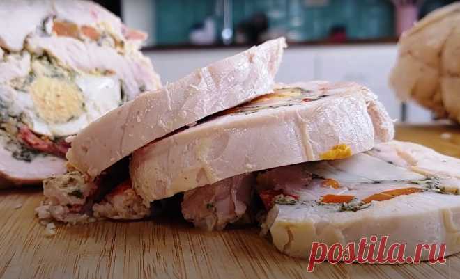 Самая сытная и необычная закуска на Новогоднем столе. Рулет из куриного филе: доступный рецепт Рулеты — это необычное блюдо для праздничного и обычного ужина. Дело в том, что рулеты универсальны, их можно приготовить из разных продуктов. Для большинства знакомы сладкие рулеты из выпечки, например, меренговый рулет. Также все знают про мясные рулеты, которые готовятся из свинины и говядины. Однако, помимо таких рулетов, есть мясной из курицы. Он более нежный […]