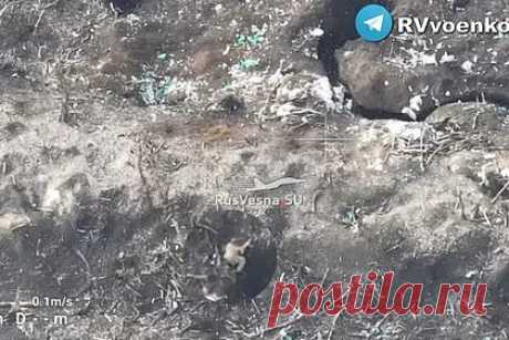 Российский боец в одиночку атаковал позиции ВСУ и попал на видео. Российский боец в одиночку атаковал позиции Вооруженных сил Украины (ВСУ) у Сватово, уничтожил противника и попал на видео. Штурмовик ЗВО, вооруженный автоматом, подобрался к укрепленным позициям украинских войск на дистанцию броска гранаты, поразил противника, и вскоре после атаки вернулся к своим сослуживцам.