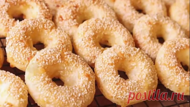 Рецепт ТВОРОЖНЫХ КОЛЕЧЕК С СЫРОМ В ДУХОВКЕ

Ингpeдиeнты:
На ~22 штуки (~770 г):
- 2 яйца
- 250 г творога
- 180 г сыра
- 1 ст.л.сахара
- 1 ч.л. соли
- 1 ст.л. разрыхлителя ( 10 г)
- 50 мл растительного масла
~ 240 г муки
- 50 мл молока
- кунжут

Выпекать в хорошо разогретой до 180С духовке ~ 15-20 минут. Время выпечки зависит от особенностей вашей духовки.

Пpиятнoгo aппетита!

Буду очень благодарен зa вашу цактивность в лайках, комментариях и делитесь с дpузьями. Этo помог...