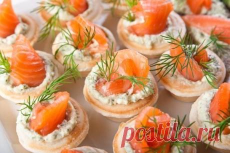 Топ-10 Вкуснейших начинок для тарталеток 

1.Творожный сыр с зеленью 
На 100 г творожного сыра (Фета, Альметте) – 1 зубчик чеснока (через чеснокодавку), половина стакана измельченного укропа. Разминаем до однородной массы, выкладываем в тарталетки, украшаем кусочками болгарского перца (лучше разных цветов) 

2. Яичный паштет 
Если остались желтки (лодочки отварных яиц вы использовали по-другому), разминаем их вилкой, на 5 желтков – чайная ложка горчицы, 2 столовые ложки лю...