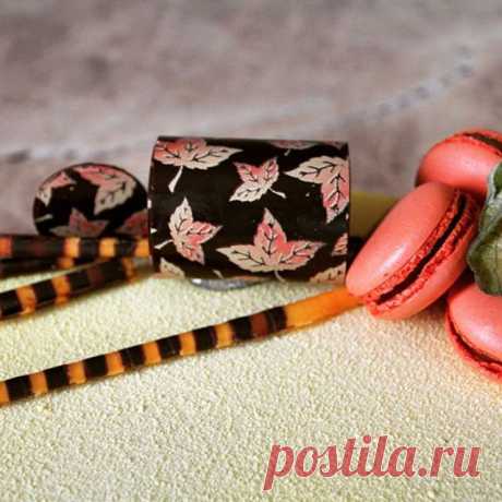 Детали на фоне мраморной доски, на которой и был сделан шоколадный декор😉