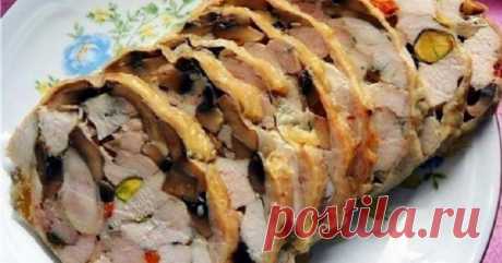 Замечательная холодная закуска с необычным вкусом — Куриный рулет с черносливом 


Для любителей оригинальных блюд, но простых в приготовлении!









Ингредиенты:
Куриное филе (шкурку аккуратно снять) — 600 гЧернослив — 150 гШампиньоны — 200 гФисташки — 50 гЧерный перец (молот…