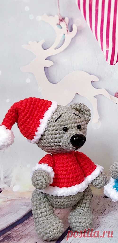 PDF Новогодние Мишки крючком. FREE crochet pattern; Аmigurumi doll patterns. Амигуруми схемы и описания на русском. Вязаные игрушки и поделки своими руками #amimore - медведь, медвежонок, мишка.