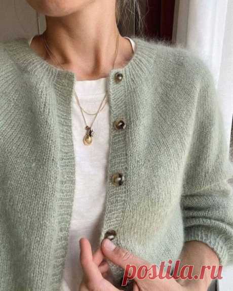 Кардиган Novice Cardigan РАЗМЕРЫ: XS (S) M (L) XL (2XL) 3XL (4XL) 5XLКОНЕЧНЫЕ ИЗМЕРЕНИЯ ПО КАРДИГАНУ:- Ширина по линии окружности бюста:96 (100) 105 (111) 120 (129) 140 (151) 161см [37¾ (39¼) 41¼ (43¾) 47¼ (50¾) 55 (59½) 63¼ дюймов].- Общая длина (измерена по центру Спинки):52 (54) 56 (58) 59 (60) 61 (62) 63см...