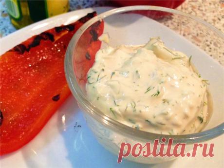 Соус сметанный с укропом (а еще с бальзамическим уксусом, зернистой горчицей и чесноком)