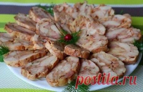 Куриный рулет, запеченный в фольге

Мясная закуска без желатина, которая с успехом заменит колбасу. Времени на её приготовление нужно всего 10-15 минут.

_ Ингредиенты
Куриные бедра – 1 кг.
Соль – 1 ч.л.
Черный перец — по вкусу
Сладкая паприка – 1 ч.л.
Чабрец – 1/2 ч.л.
Сухой чеснок – 1/2 ч.л.

_ Приготовление:
1) Для этой закуски лучше всего подойдут куриные бедра, но можно использовать и голени с грудинкой. Мясо необходимо отделить от костей. Я использую мясо вместе со шкурками, но шк