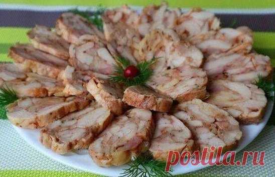 Куриный рулет, запеченный в фольге

Мясная закуска без желатина, которая с успехом заменит колбасу. Времени на её приготовление нужно всего 10-15 минут.

_ Ингредиенты
Куриные бедра – 1 кг.
Соль – 1 ч.л.
Черный перец — по вкусу
Сладкая паприка – 1 ч.л.
Чабрец – 1/2 ч.л.
Сухой чеснок – 1/2 ч.л.

_ Приготовление:
1) Для этой закуски лучше всего подойдут куриные бедра, но можно использовать и голени с грудинкой. Мясо необходимо отделить от костей. Я использую мясо вместе со шкурками, но шк