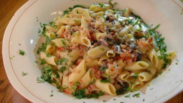 Сытная паста с колбасками, копчёной грудинкой, грибами и яично-сметанным соусом.