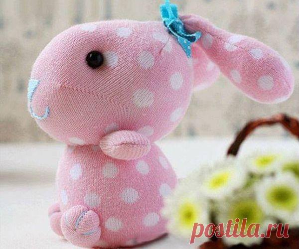 👌 Игрушки из носков - 6 мастер-классов, увлечения и хобби Я работаю учительницей в начальных классах. Как-то раз одна ученица принесла в школу необычную игрушку, сделанную своими руками. Оказалось, что она с мамой сделала эту игрушку из н...