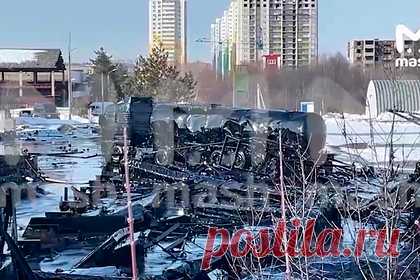 Появилось видео с места взрыва резервуара с битумом на российском предприятии. В сети появилось видео с места взрыва резервуара для хранения битума на предприятии в Пензе, в результате которого погибли три человека. Его публикует Telegram-канал Mash. На кадрах видны емкости с разлитым битумом, которые разбросаны на территории предприятия. Также на асфальте лежит большое число обломков в битуме.