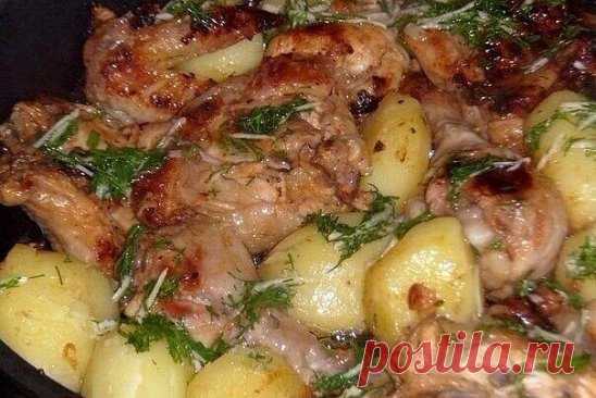 Курочка в кефире
1.Курицу разрезать на порционные кусочки+соль,перец.
2.Смешиваем 1 стакан кефира+1 ч.л. томат. пасты+0.5 ч.л. горчицы.
3.Курицу заливаем маринадом и оставляем на ночь.
4.В форму для запекания укладываем кусочки, поливаем оставшимся маринадом и запекаем.
5.Картофель отварить.
6.Когда курица будет готова, картофель укладываем к курице, поливаем чесночным маслом (смешать 3 стол.л. раст. масла+зелень+изм. чеснок).