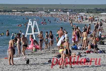 Россиянин побывал на «крымских Мальдивах» и назвал курорт чудом. Россиянин посетил пляж на косе Беляус, известный как «крымские Мальдивы», и назвал курорт чудом. Знаменитое место располагается в 66 километрах от Евпатории, однако, по словам автора, ехать до него придется через «глухомань» — заброшенные фермы, разбитые дороги и широкие поля.