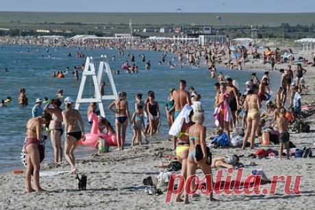 Россиянин побывал на «крымских Мальдивах» и назвал курорт чудом. Россиянин посетил пляж на косе Беляус, известный как «крымские Мальдивы», и назвал курорт чудом. Знаменитое место располагается в 66 километрах от Евпатории, однако, по словам автора, ехать до него придется через «глухомань» — заброшенные фермы, разбитые дороги и широкие поля.