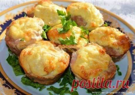 Мясные кексы с сырно-яичной начинкой 

Ингредиенты на 7 шт: 
-фарш любой 350 г 
-лук 1 шт 
-соль, перец, тмин, молотый кориандр по вкусу 
-яйцо 1 шт 
-сметана 1 ст л 
-сыр твердый тертый на мелкой терке 3 ст л 

Приготовление: 
Лук порезать кубиком и слегка обжарить. 
Фарш перемешать с луком, добавить соль и специи, перемешать и очень хорошо отбить об миску 20-30 раз. 
Для начинки взбить вилкой яйцо, добавить сметану, сыр, посолить, поперчить. 
В формочки для кексов распре...