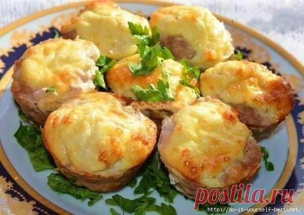 Мясные кексы с сырно-яичной начинкой 

Ингредиенты на 7 шт: 
-фарш любой 350 г 
-лук 1 шт 
-соль, перец, тмин, молотый кориандр по вкусу 
-яйцо 1 шт 
-сметана 1 ст л 
-сыр твердый тертый на мелкой терке 3 ст л 

Приготовление: 
Лук порезать кубиком и слегка обжарить. 
Фарш перемешать с луком, добавить соль и специи, перемешать и очень хорошо отбить об миску 20-30 раз. 
Для начинки взбить вилкой яйцо, добавить сметану, сыр, посолить, поперчить. 
В формочки для кексов распре...