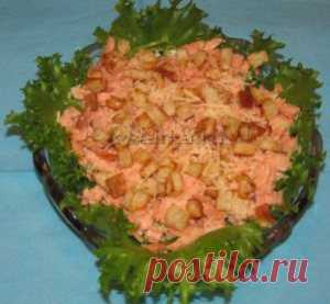САЛАТ С КОПЧЕНОЙ ФОРЕЛЬЮ И СЫРОМ