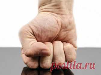 За побои в соответствии с поправками в ст. 116 УК РФ предусмотрены измененные меры наказания. Были смягчены меры за избиения родственников и членов семьи, о деталях читайте в статье.