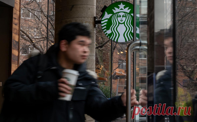 Ресторатор из Москвы обратился в суд из-за товарных знаков Starbucks. Пинский, который вместе с Тимати купил активы ушедшей из России Starbucks, попросил суд прекратить правовую охрану товарных знаков компании вследствие их неиспользования. Ранее он подал заявки на регистрацию нового названия сети