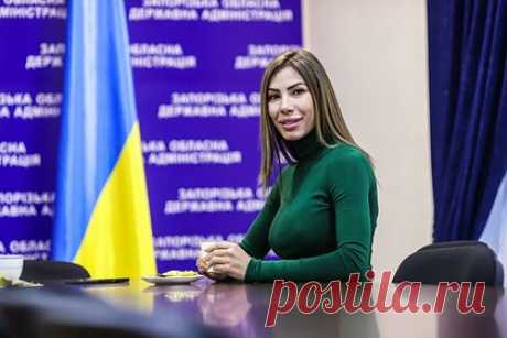 Замглавы подконтрольной Украине части Запорожья попала в «Миротворец». В украинскую базу «Миротворец» попала заместитель председателя подконтрольной Украине Запорожской областной городской администрации Злата Некрасова. Как утверждается на сайте, она, используя служебное положение, «занималась разграблением гуманитарной помощи, в том числе международной».
