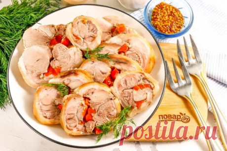 Рулет из свиной рульки в пленке 

Красочное мясное блюдо можно приготовить в домашних условиях, к примеру — рулет из свиной рульки в пленке. Его приготовление простое, главное — отварить рулет и дождаться его остывания под прессом. 

Это красочное блюдо непременно подается с горчицей: порошковой или зерновой. Его можно приготовить заранее и хранить в холодильнике, не разворачивая пленку, а нарезать перед самой подачей к столу. По желанию вы можете добавить больше чеснока и...